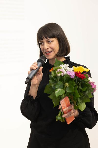 Preisverleihung H13 2024 Niederösterreich Preis für Performance an Katharina Ernst &quot;metrics&quot; (Kunstraum Niederösterreich, 22.11.2024) Foto: eSeL.at - Lorenz Seidler