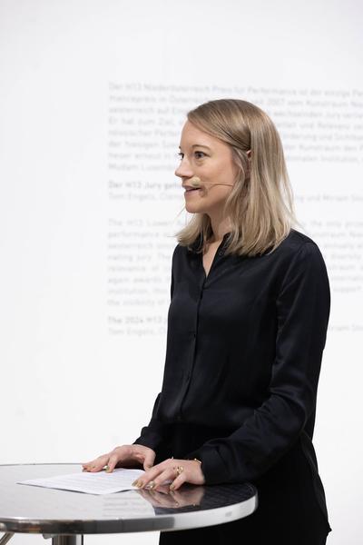 Preisverleihung H13 2024 Niederösterreich Preis für Performance an Katharina Ernst "metrics" (Kunstraum Niederösterreich, 22.11.2024) Foto: eSeL.at - Lorenz Seidler