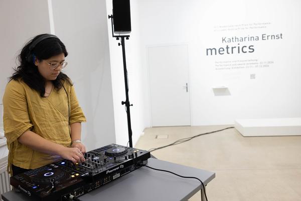 H13 2024 Niederösterreich Preis für Performance: Katharina Ernst "metrics" (Kunstraum Niederösterreich, 22.11.2024) Foto: eSeL.at - Lorenz Seidler