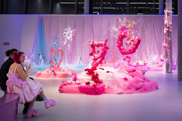 Hannah &amp; Lea Neckel "✮*•̩̩͙✧•̩̩͙*˚✧*˚ floating through reality ˚*✧˚*•̩̩͙✧•̩̩͙*˚✮" (Landesgalerie Burgenland, 19.10.2024 - 26.01.2025) Foto: eSeL.at - Lorenz Seidler
