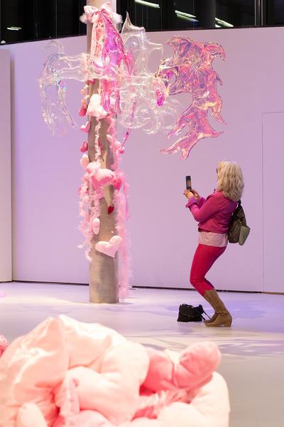 Hannah &amp; Lea Neckel "✮*•̩̩͙✧•̩̩͙*˚✧*˚ floating through reality ˚*✧˚*•̩̩͙✧•̩̩͙*˚✮" (Landesgalerie Burgenland, 19.10.2024 - 26.01.2025) Foto: eSeL.at - Lorenz Seidler