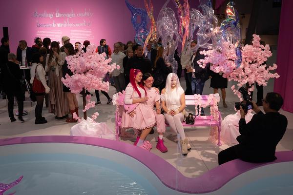 Hannah &amp; Lea Neckel "✮*•̩̩͙✧•̩̩͙*˚✧*˚ floating through reality ˚*✧˚*•̩̩͙✧•̩̩͙*˚✮" (Landesgalerie Burgenland, 19.10.2024 - 26.01.2025) Foto: eSeL.at - Lorenz Seidler