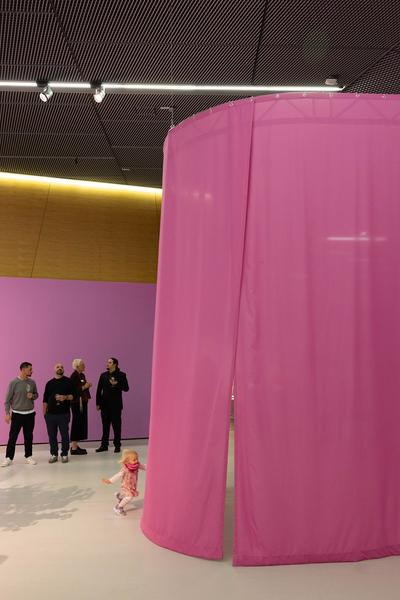 Hannah &amp; Lea Neckel "✮*•̩̩͙✧•̩̩͙*˚✧*˚ floating through reality ˚*✧˚*•̩̩͙✧•̩̩͙*˚✮" (Landesgalerie Burgenland, 19.10.2024 - 26.01.2025) Foto: eSeL.at - Lorenz Seidler