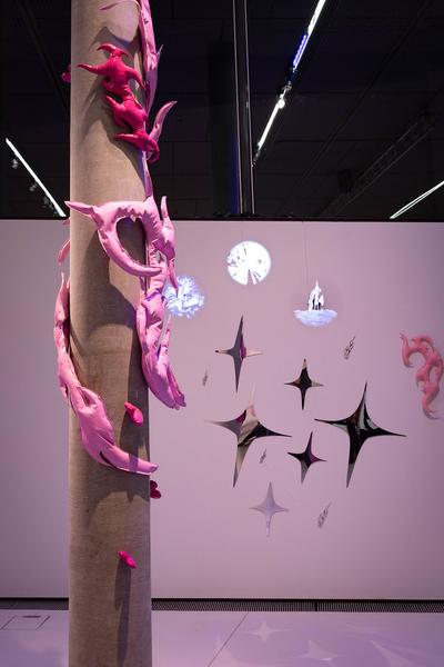 Hannah &amp; Lea Neckel "✮*•̩̩͙✧•̩̩͙*˚✧*˚ floating through reality ˚*✧˚*•̩̩͙✧•̩̩͙*˚✮" (Landesgalerie Burgenland, 19.10.2024 - 26.01.2025) Foto: eSeL.at - Lorenz Seidler
