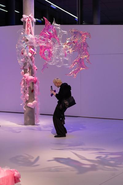 Hannah &amp; Lea Neckel "✮*•̩̩͙✧•̩̩͙*˚✧*˚ floating through reality ˚*✧˚*•̩̩͙✧•̩̩͙*˚✮" (Landesgalerie Burgenland, 19.10.2024 - 26.01.2025) Foto: eSeL.at - Lorenz Seidler