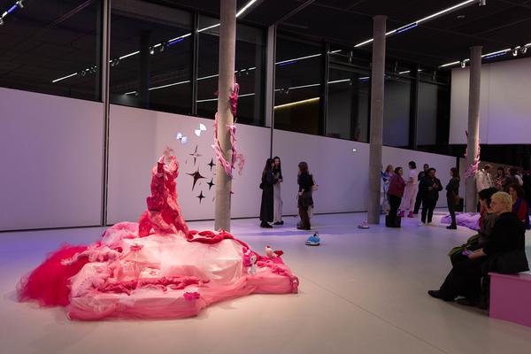 Hannah &amp; Lea Neckel "✮*•̩̩͙✧•̩̩͙*˚✧*˚ floating through reality ˚*✧˚*•̩̩͙✧•̩̩͙*˚✮" (Landesgalerie Burgenland, 19.10.2024 - 26.01.2025) Foto: eSeL.at - Lorenz Seidler