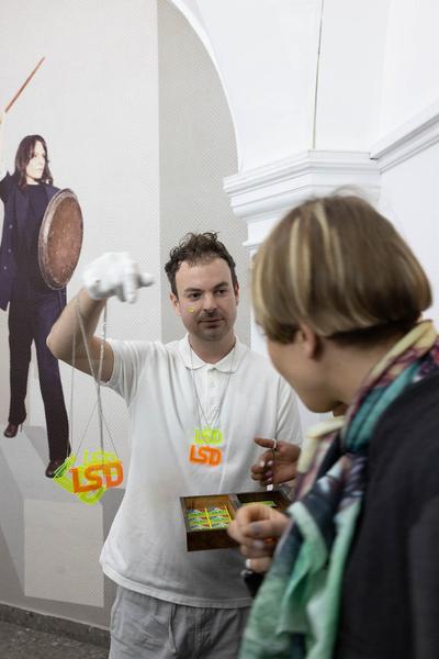 DAS WEISSE HAUS: god´s entertainment "LSD – Words And Their Worlds (Kapitel L)" (25.4. - 11.5.2024) Foto: eSeL.at - Lorenz Seidler Foto: eSeL Lorenz Seidler