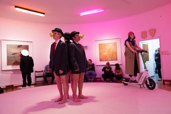 DAS WEISSE HAUS: god´s entertainment "LSD – Words And Their Worlds (Kapitel L)" (25.4. - 11.5.2024) Foto: eSeL.at - Lorenz Seidler Foto: eSeL Lorenz Seidler