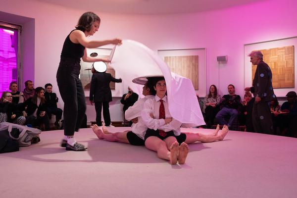 DAS WEISSE HAUS: god´s entertainment "LSD – Words And Their Worlds (Kapitel L)" (25.4. - 11.5.2024) Foto: eSeL.at - Lorenz Seidler Foto: eSeL Lorenz Seidler