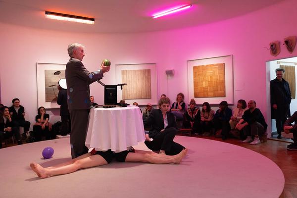 DAS WEISSE HAUS: god´s entertainment "LSD – Words And Their Worlds (Kapitel L)" (25.4. - 11.5.2024) Foto: eSeL.at - Lorenz Seidler Foto: eSeL Lorenz Seidler