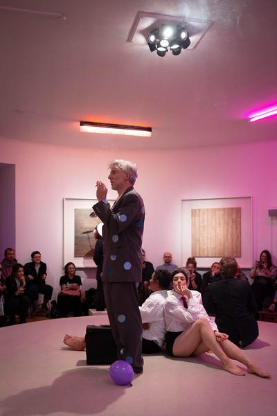 DAS WEISSE HAUS: god´s entertainment "LSD – Words And Their Worlds (Kapitel L)" (25.4. - 11.5.2024) Foto: eSeL.at - Lorenz Seidler Foto: eSeL Lorenz Seidler