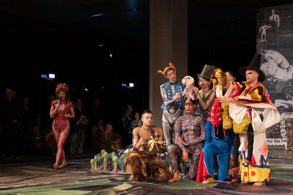 Monster Chetwynd &quot;Moths, Bats and Velvet Worms! Moths, Bats and Heretics!&quot; (Belvedere21, 6.11.2024) Foto: eSeL.at - Lorenz Seidler