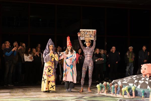 Monster Chetwynd "Moths, Bats and Velvet Worms! Moths, Bats and Heretics!" (Belvedere21, 6.11.2024) Foto: eSeL.at - Lorenz Seidler