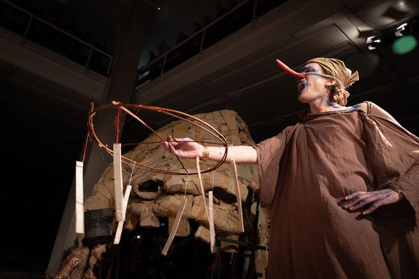 Monster Chetwynd "Moths, Bats and Velvet Worms! Moths, Bats and Heretics!" (Belvedere21, 6.11.2024) Foto: eSeL.at - Lorenz Seidler