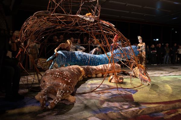 Monster Chetwynd "Moths, Bats and Velvet Worms! Moths, Bats and Heretics!" (Belvedere21, 6.11.2024) Foto: eSeL.at - Lorenz Seidler