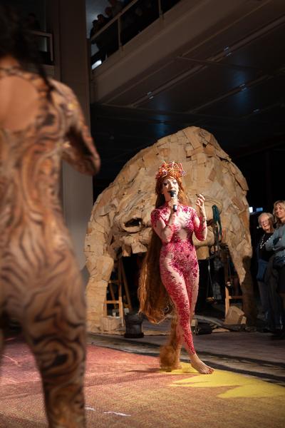 Monster Chetwynd "Moths, Bats and Velvet Worms! Moths, Bats and Heretics!" (Belvedere21, 6.11.2024) Foto: eSeL.at - Lorenz Seidler