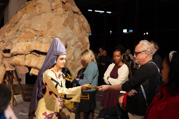 Monster Chetwynd "Moths, Bats and Velvet Worms! Moths, Bats and Heretics!" (Belvedere21, 6.11.2024) Foto: eSeL.at - Lorenz Seidler
