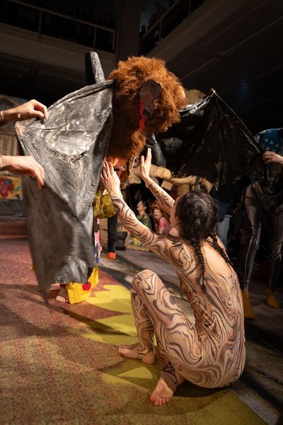 Monster Chetwynd "Moths, Bats and Velvet Worms! Moths, Bats and Heretics!" (Belvedere21, 6.11.2024) Foto: eSeL.at - Lorenz Seidler