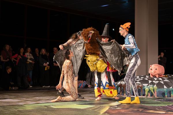 Monster Chetwynd "Moths, Bats and Velvet Worms! Moths, Bats and Heretics!" (Belvedere21, 6.11.2024) Foto: eSeL.at - Lorenz Seidler