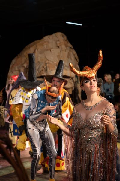 Monster Chetwynd "Moths, Bats and Velvet Worms! Moths, Bats and Heretics!" (Belvedere21, 6.11.2024) Foto: eSeL.at - Lorenz Seidler