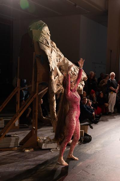 Monster Chetwynd "Moths, Bats and Velvet Worms! Moths, Bats and Heretics!" (Belvedere21, 6.11.2024) Foto: eSeL.at - Lorenz Seidler