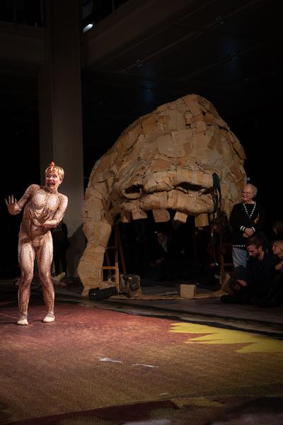 Monster Chetwynd "Moths, Bats and Velvet Worms! Moths, Bats and Heretics!" (Belvedere21, 6.11.2024) Foto: eSeL.at - Lorenz Seidler