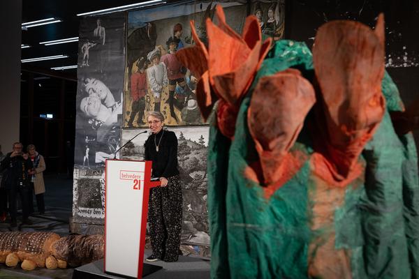 Monster Chetwynd &quot;Moths, Bats and Velvet Worms! Moths, Bats and Heretics!&quot; (Belvedere21, 6.11.2024) Foto: eSeL.at - Lorenz Seidler