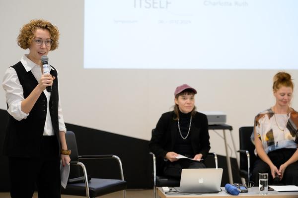 Symposium &quot;Performance Besides Itself. Infra- and Parastructures of a Contemporary Liveness&quot; (Kunstraum Niederösterreich, 7.12.2024) Foto: eSeL.at - Joanna Pianka