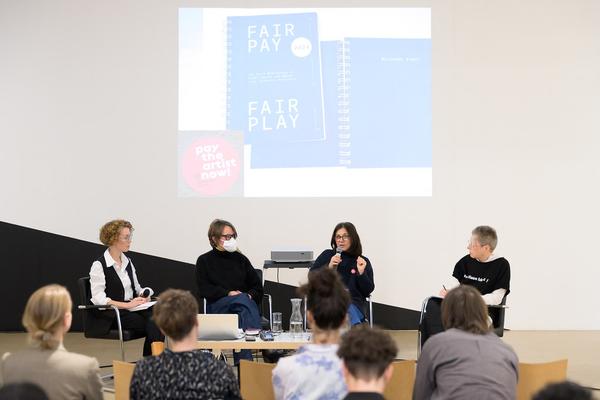 Symposium &quot;Performance Besides Itself. Infra- and Parastructures of a Contemporary Liveness&quot; (Kunstraum Niederösterreich, 7.12.2024) Foto: eSeL.at - Joanna Pianka