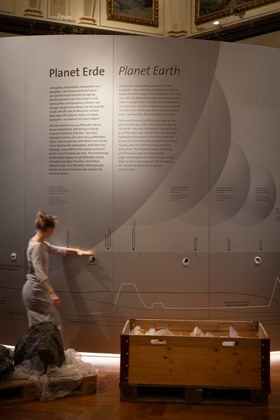 Andrea Nagl "Gehe rückwärts durch die Erde" (Naturhistorisches Museum Wien, 13.11.2024) Foto: eSeL.at - Lorenz Seidler