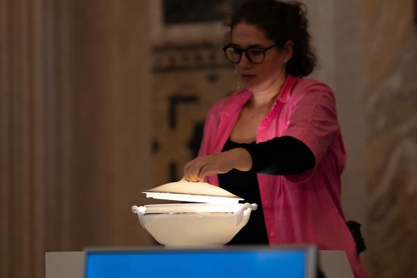 VIENNA ART WEEK Performance Lecture: Raffaela Bielesch - Ablenkungsmanöver(Heeresgeschichtliches Museum, 15.11..2024) Foto: eSeL.at - Felix Kubitza