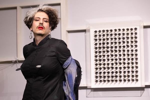 Belvedere 21: "Performances aktualisieren" feat. La Georgetta "Buttoned Up!" (23.2.2024) Foto: eSeL.at - Lorenz Seidler Foto: eSeL Lorenz Seidler