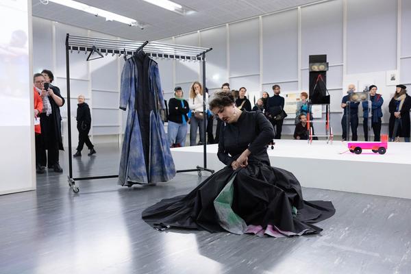 Belvedere 21: "Performances aktualisieren" feat. La Georgetta "Buttoned Up!" (23.2.2024) Foto: eSeL.at - Lorenz Seidler Foto: eSeL Lorenz Seidler