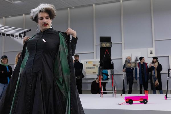 Belvedere 21: "Performances aktualisieren" feat. La Georgetta "Buttoned Up!" (23.2.2024) Foto: eSeL.at - Lorenz Seidler Foto: eSeL Lorenz Seidler