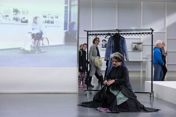 Belvedere 21: "Performances aktualisieren" feat. La Georgetta "Buttoned Up!" (23.2.2024) Foto: eSeL.at - Lorenz Seidler Foto: eSeL Lorenz Seidler