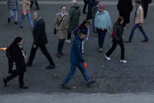 Hamish Fulton &quot;Communal Walking Experience&quot; @ Platz nehmen #3: Right of Passage (Akademie Schillerplatz, 24.10.2024) Foto: eSeL.at - Lorenz Seidler