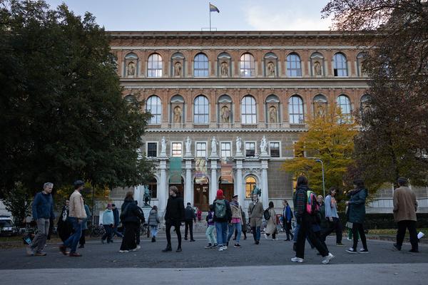 Hamish Fulton &quot;Communal Walking Experience&quot; @ Platz nehmen #3: Right of Passage (Akademie Schillerplatz, 24.10.2024) Foto: eSeL.at - Lorenz Seidler