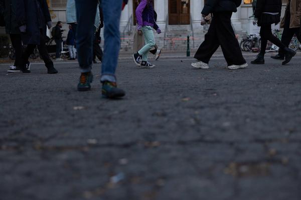 Hamish Fulton &quot;Communal Walking Experience&quot; @ Platz nehmen #3: Right of Passage (Akademie Schillerplatz, 24.10.2024) Foto: eSeL.at - Lorenz Seidler