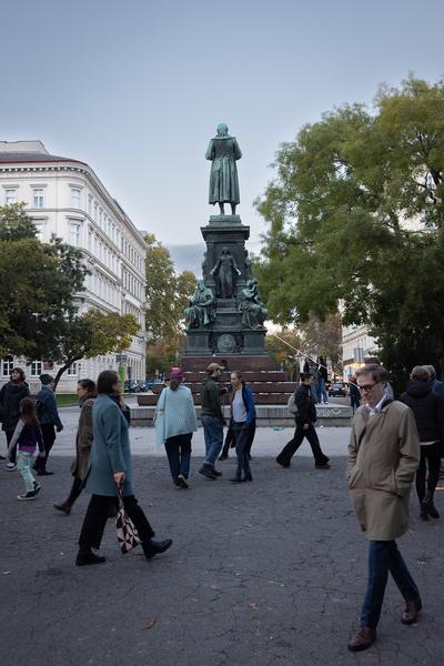 Hamish Fulton &quot;Communal Walking Experience&quot; @ Platz nehmen #3: Right of Passage (Akademie Schillerplatz, 24.10.2024) Foto: eSeL.at - Lorenz Seidler