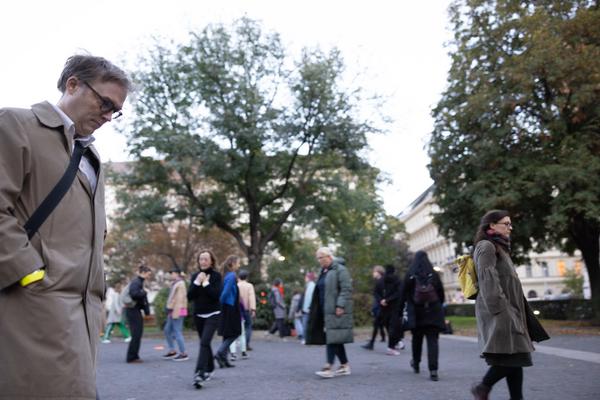 Hamish Fulton &quot;Communal Walking Experience&quot; @ Platz nehmen #3: Right of Passage (Akademie Schillerplatz, 24.10.2024) Foto: eSeL.at - Lorenz Seidler