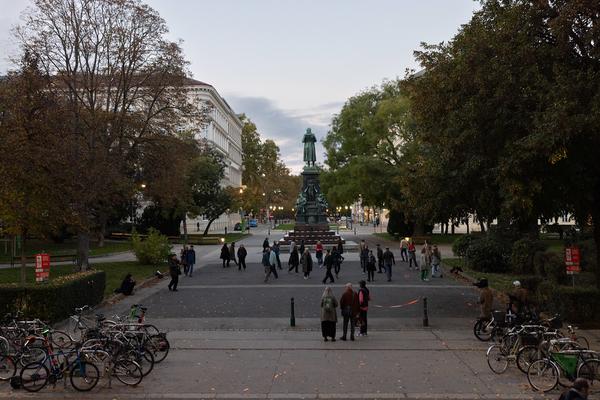 Hamish Fulton &quot;Communal Walking Experience&quot; @ Platz nehmen #3: Right of Passage (Akademie Schillerplatz, 24.10.2024) Foto: eSeL.at - Lorenz Seidler