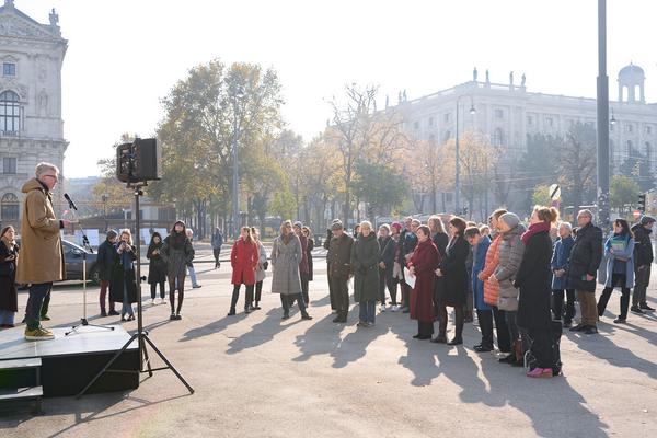 Robert Fleischanderl: Warum lachst du nicht? 14 Geschichten über häusliche Gewalt (MQ Vorplatz, Heldenplatz, Burgring, 08.11.2024) Foto: eSeL.at - Joanna Pianka