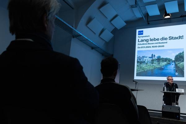 Symposium &quot;Lang lebe die Stadt!&quot; Zirkuläres Bauen mit Bestand (7.11.2024, Architekturzentrum Wien) Foto: eSeL.at - Lorenz Seidler