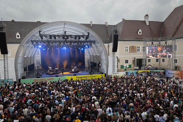 Tangente St. Pölten: Alo Parks @ Domplatz Open Air (7.7.2024) Foto: eSeL.at - Lorenz Seidler Foto: eSeL Lorenz Seidler