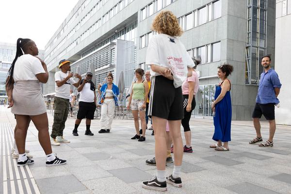 Tangente St. Pölten: Stadt Land Fluss: Tanzworkshop mit Impilo Mapantsula (Landhausboulevard, 21.6.2024) Foto: eSeL.at - Lorenz Seidler Foto: eSeL Lorenz Seidler
