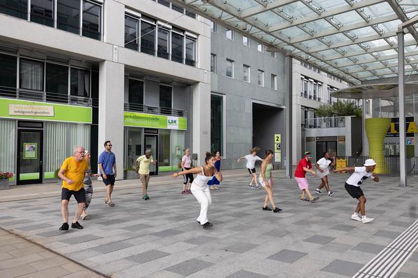 Tangente St. Pölten: Stadt Land Fluss: Tanzworkshop mit Impilo Mapantsula (Landhausboulevard, 21.6.2024) Foto: eSeL.at - Lorenz Seidler Foto: eSeL Lorenz Seidler