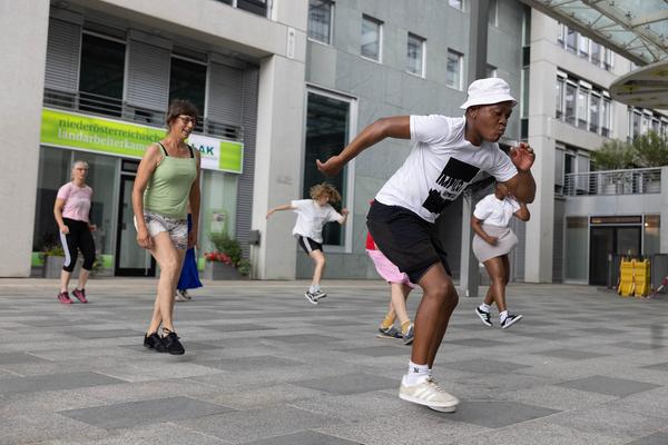 Tangente St. Pölten: Stadt Land Fluss: Tanzworkshop mit Impilo Mapantsula (Landhausboulevard, 21.6.2024) Foto: eSeL.at - Lorenz Seidler Foto: eSeL Lorenz Seidler