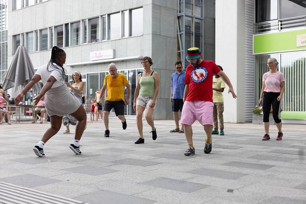 Tangente St. Pölten: Stadt Land Fluss: Tanzworkshop mit Impilo Mapantsula (Landhausboulevard, 21.6.2024) Foto: eSeL.at - Lorenz Seidler Foto: eSeL Lorenz Seidler