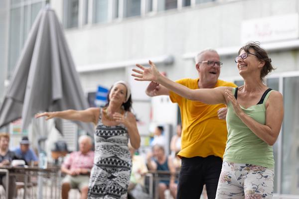 Tangente St. Pölten: Stadt Land Fluss: Tanzworkshop mit Impilo Mapantsula (Landhausboulevard, 21.6.2024) Foto: eSeL.at - Lorenz Seidler Foto: eSeL Lorenz Seidler