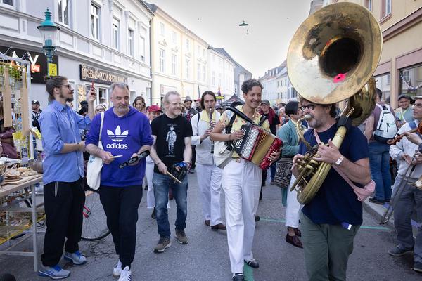 Tangente St. Pölten: Straßenfest Alien Disko Parade (4.5.2024) Foto: eSeL.at - Lorenz Seidler Foto: eSeL Lorenz Seidler